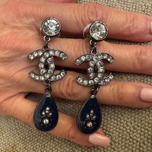New Limited Edition Classic Chanel CC Logo Strass Crystal Dropped Earrings